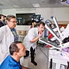 PERH-i kirurgid robotiga tutvumas. Foto: PERH